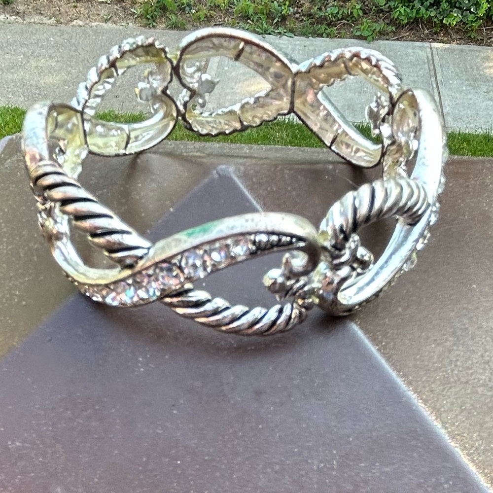NWOT Beautiful Silver and Faux Diamond bracelet